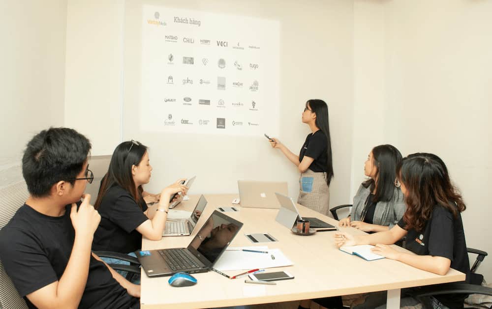 CRM para empresas B2B: mejores prácticas software de automatización capacitación